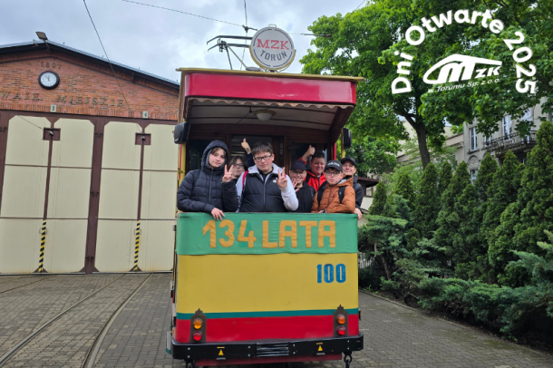 zdjęcie dzieci w tramwaju turystycznym